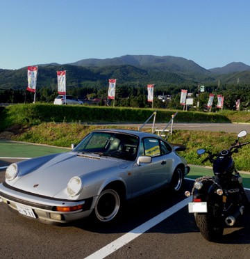 ツーリング 道の駅ばんだい ポルシェ９１１とヤマハボルト