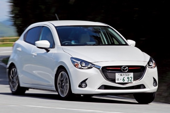 マツダ・デミオのグリル内赤ラインはゴルフGTIのマネ